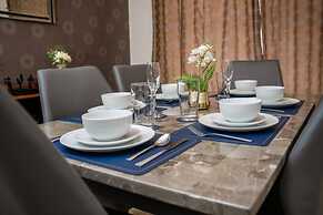 Modern Spacious 4-bedroom Residence in Crumpsall