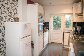 Modern Spacious 4-bedroom Residence in Crumpsall