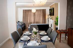 Modern Spacious 4-bedroom Residence in Crumpsall