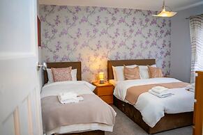 Modern Spacious 4-bedroom Residence in Crumpsall