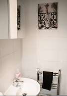 Modern Spacious 4-bedroom Residence in Crumpsall