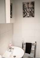 Modern Spacious 4-bedroom Residence in Crumpsall