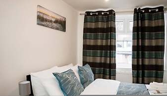Modern Spacious 4-bedroom Residence in Crumpsall