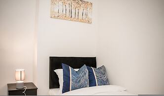 Modern Spacious 4-bedroom Residence in Crumpsall