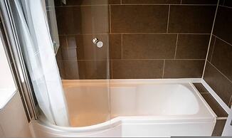 Modern Spacious 4-bedroom Residence in Crumpsall