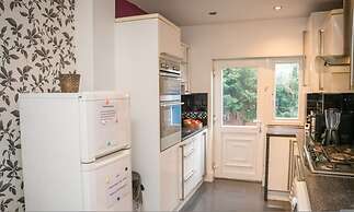 Modern Spacious 4-bedroom Residence in Crumpsall