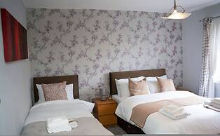 Modern Spacious 4-bedroom Residence in Crumpsall