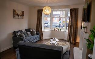 Modern Spacious 4-bedroom Residence in Crumpsall