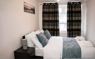 Modern Spacious 4-bedroom Residence in Crumpsall
