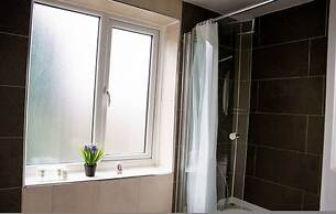 Modern Spacious 4-bedroom Residence in Crumpsall