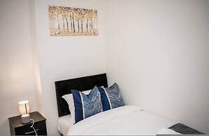 Modern Spacious 4-bedroom Residence in Crumpsall