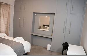 Modern Spacious 4-bedroom Residence in Crumpsall