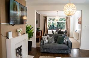 Modern Spacious 4-bedroom Residence in Crumpsall
