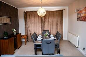 Modern Spacious 4-bedroom Residence in Crumpsall