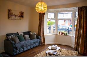 Modern Spacious 4-bedroom Residence in Crumpsall