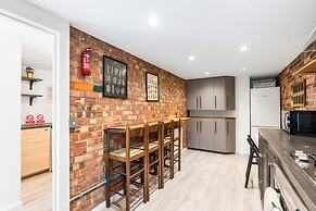 Central Horsham 5BR Home Parking Pets Allowed