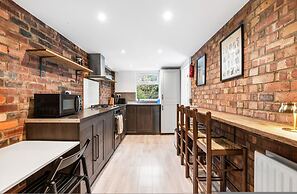 Central Horsham 5BR Home Parking Pets Allowed