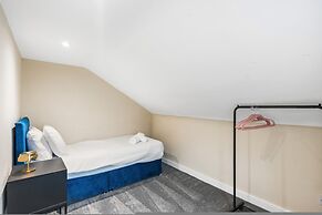 Spacious 5BR Home With Parking in Central Horsham