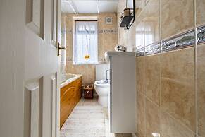 Spacious 2-br House Parking Garden Sleeps 4