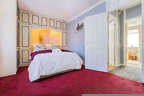 Spacious 2-br House Parking Garden Sleeps 4