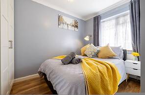 Spacious 2-br House Parking Garden Sleeps 4