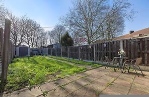 Spacious 2-br House Parking Garden Sleeps 4