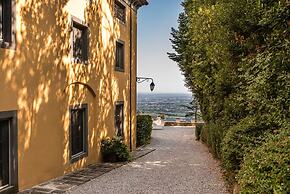 Spacious Deluxe Apartment With Private Garden