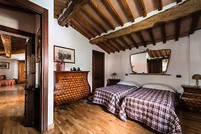 Spacious Deluxe Apartment With Private Garden