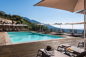 Spacious Deluxe Apartment With Private Garden