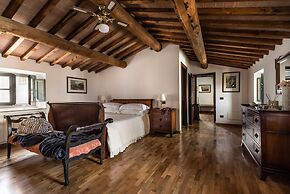 Spacious Deluxe Apartment With Private Garden