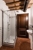 Spacious Deluxe Apartment With Private Garden