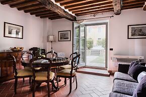 Spacious Deluxe Apartment With Private Garden