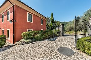 Spacious Deluxe Apartment With Private Garden