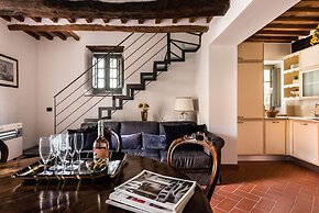 Spacious Deluxe Apartment With Private Garden