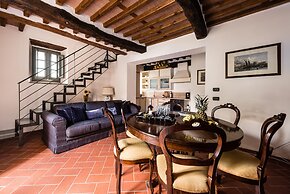 Spacious Deluxe Apartment With Private Garden