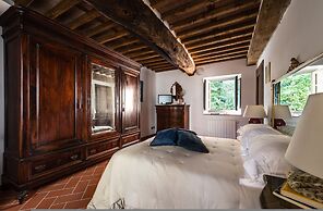 Spacious Deluxe Apartment With Private Garden