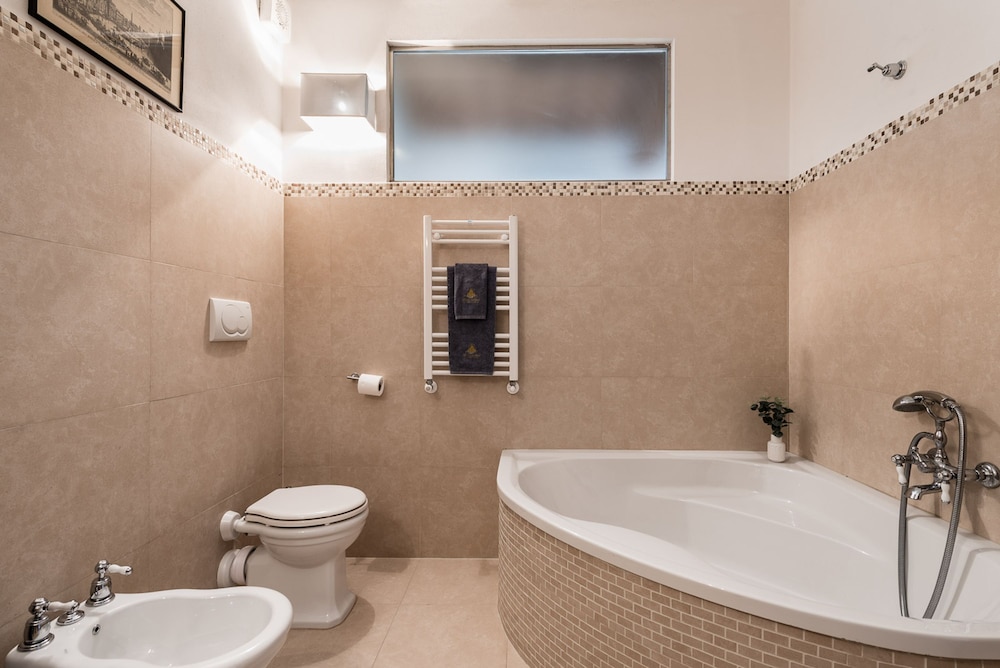 Caravaggio Deluxe Apartment Villa Guinigi