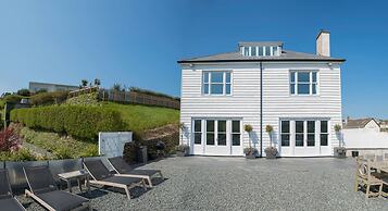 Luxury Coastal Cottage With Harbour Views