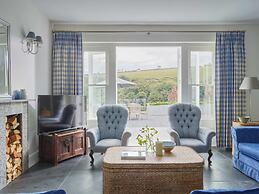 Luxury Coastal Cottage With Harbour Views