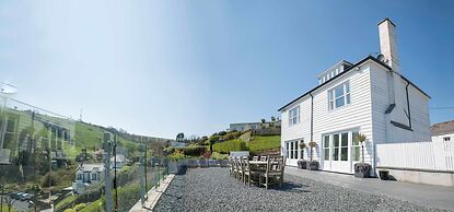 Luxury Coastal Cottage With Harbour Views