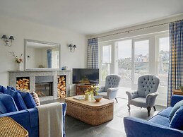 Luxury Coastal Cottage With Harbour Views