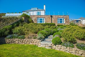 Luxury Coastal Cottage With Harbour Views