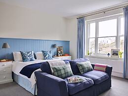Luxury Coastal Cottage With Harbour Views
