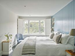 Luxury Coastal Cottage With Harbour Views