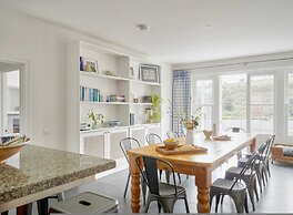 Luxury Coastal Cottage With Harbour Views