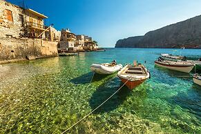 Beachfront Mani Luxury Stone Nest Steps From Sea