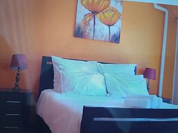 1 Bed Flat - Sleeps 2 - Parking - Wifi