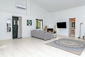 Villa Taxiarchis by Corfuescapes