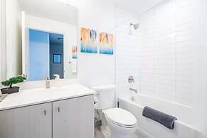 High Rise 1BR Condo w Balcony & Beautiful Views