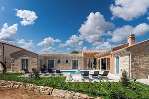 Villa Stonica With Pool